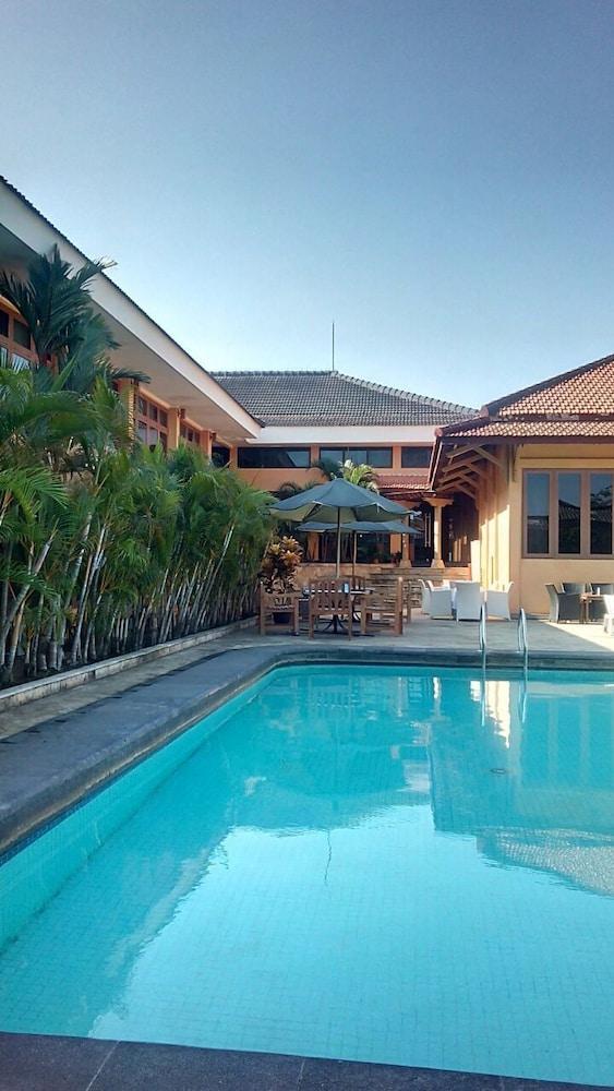 Hotel Mutiara Cilacap Kültér fotó